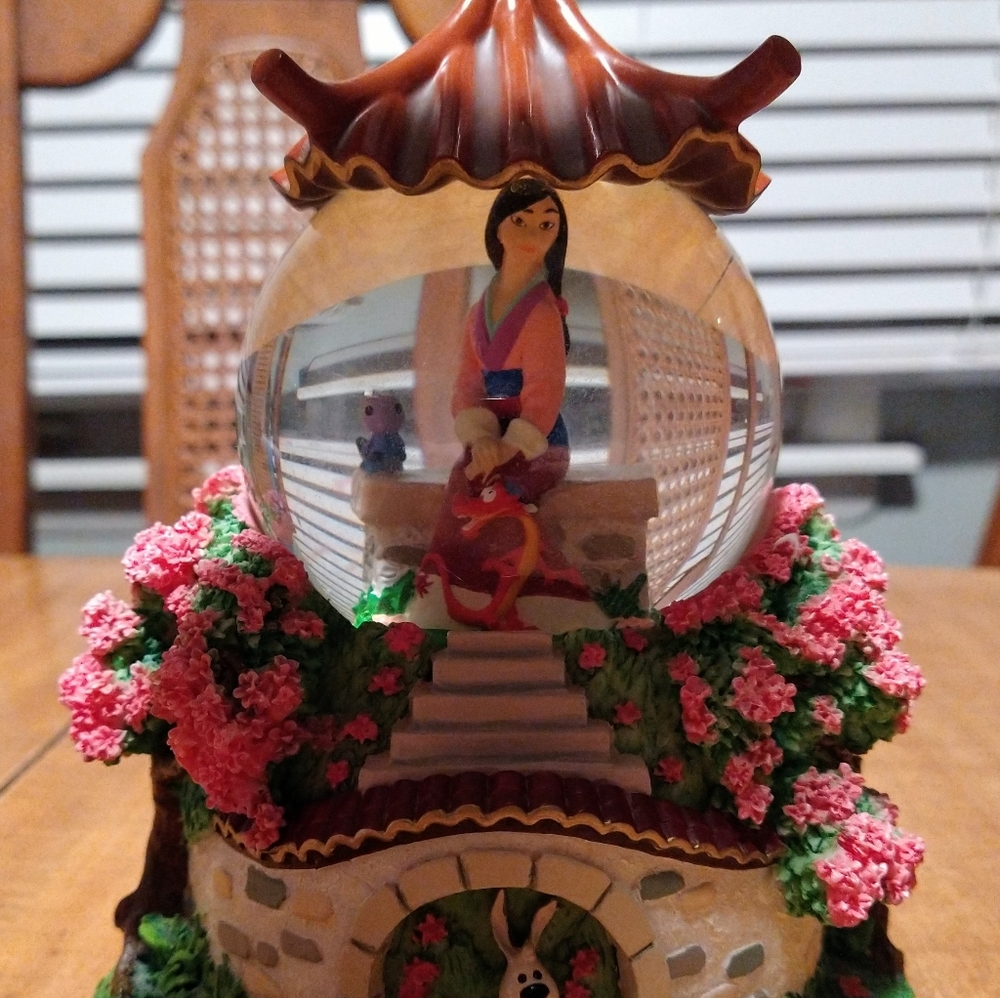 Rare Disney Mulan Snow Globe *mint*